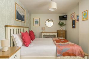 Squirrel Bank, with a hot tub & parking