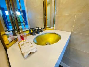 Espana condo resort pattaya by Nongying