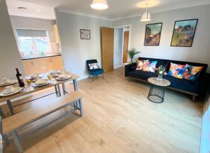 2 Bedroom Flat near Redhill train station, easy access to Gatwick & London