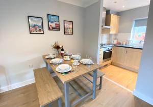 2 Bedroom Flat near Redhill train station, easy access to Gatwick & London