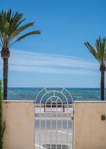 Vistas Increíbles y Confort en 1ª Línea de Playa