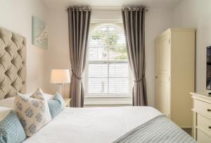 Classic Room - With Street Facing View  room in The Old Quay House Hotel