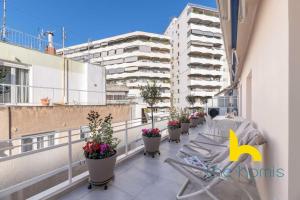 Upscale central APT, Patio near Hospitals & Metro