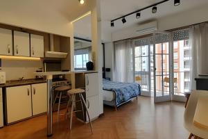 1 Ambiente con vista a plaza y mar con balcón