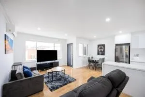 A Private Hideaway with Large Backyard and CarParks - The Basin