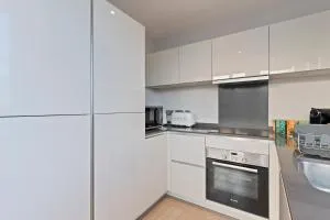 Heathrow Retail Park Apartment Sleeps SEVEN Turbo WiFi - 谢珀顿