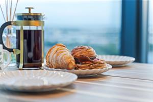 Heathrow Retail Park Apartment Sleeps SEVEN Turbo WiFi