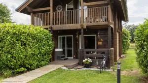 Lake View Lodge with Hot Tub - Maunby