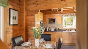 Lake View Lodge with Hot Tub