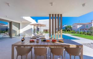 Stunning Home In Bale With Wifi 