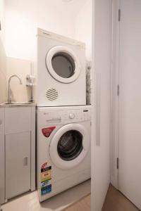 62D Fully Equipped 2BR Abnb Property, Perfect for a Local Experience in Melbourne with Free Parking