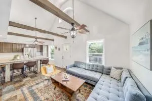 Dolphin's Den - Upper Grand Lagoon