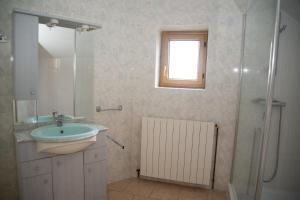 Maisons de vacances Gite Gites de France 4/6 personnes a Chasserades : photos des chambres