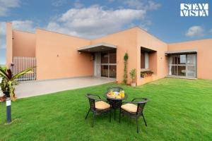 StayVista at Terracotta Skies with Courtyard & Pool