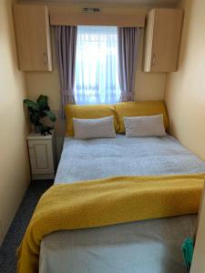 2-Bed Caravan - Sleeps 6 - Parking & Veranda