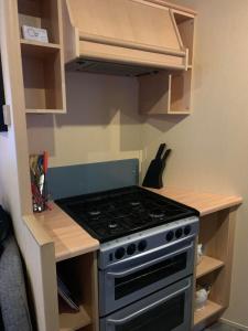 2-Bed Caravan - Sleeps 6 - Parking & Veranda