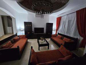 Villa - Sleeps 6 - Heated Pool - Garden - Parking