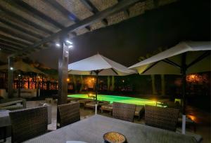 Villa - Sleeps 6 - Heated Pool - Garden - Parking