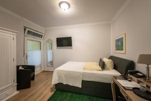 Single Room with Balcony room in Hotel Goethe-Haus