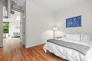 Logan Circle Carriage House 1b-1b Central & Bright - Logan Circle