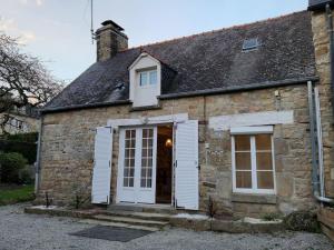 Maisons de vacances Charmante petite maison de bourg avec spa : photos des chambres