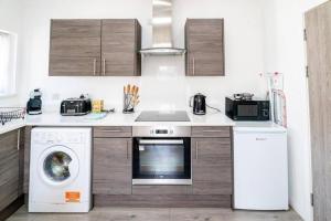 3 Bedroom Apartment, Walking Distance to Centre & Amazing Food at your door step