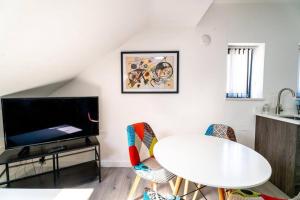 3 Bedroom Apartment, Walking Distance to Centre & Amazing Food at your door step