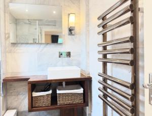 Hotel boutique style studio with Kitchen, Huge Shower, King bed