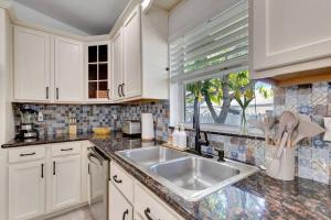 Hottub! Mini Golf! Water Access! Pets! 5min beach!