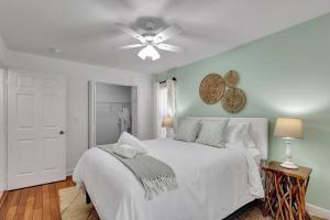 Hottub! Mini Golf! Water Access! Pets! 5min beach!