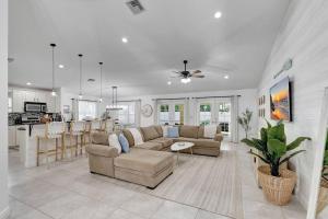 Hottub! Mini Golf! Water Access! Pets! 5min beach!