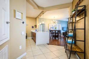Beautiful Modern Condo, Near The Parks! 3021