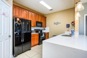 Beautiful Modern Condo, Near The Parks! 3021