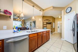 Beautiful Modern Condo, Near The Parks! 3021