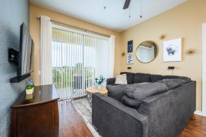Beautiful Modern Condo, Near The Parks! 3021