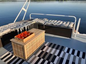 Tyylikäs jahti Vääksyn kanavan lähellä