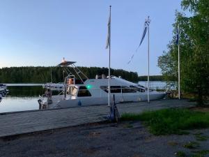 Tyylikäs jahti Vääksyn kanavan lähellä