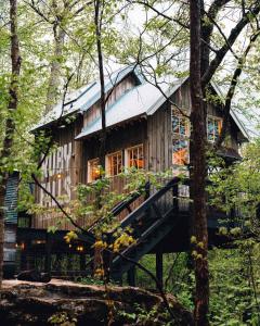 Treetop Hideaways: Redbud Treehouse in Chattanooga
