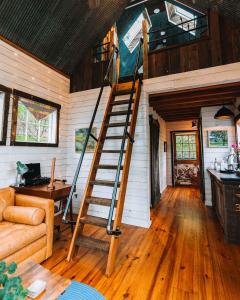 Treetop Hideaways: Redbud Treehouse in Chattanooga