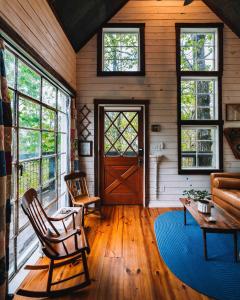 Treetop Hideaways: Redbud Treehouse in Chattanooga