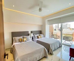 Rooftop Pool, Large Balcony, Hot Tub, Gym