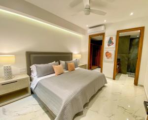 Rooftop Pool, Large Balcony, Hot Tub, Gym