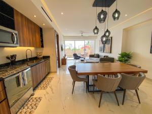 Rooftop Pool, Large Balcony, Hot Tub, Gym