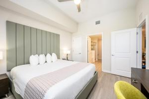 Brand New Modern Vista Cay Reserve Condo - 5003