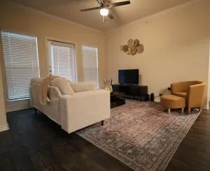 Charming 2 bedroom, 2 bath apartment - Sunset Valley