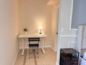 Studio Living,Quiet Neighborhood, Near Airport