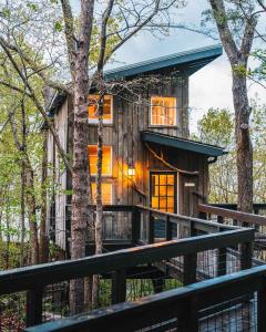 Treetop Hideaways: Dogwood Treehouse in Chattanooga