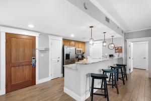 Cozy Bayside Retreat at Lasata , Stunning Panoramic Views ,Steps away from Baytowne Wharf, 3 Bedrooms 3 full baths !!