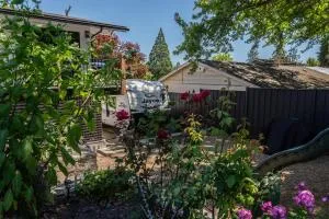 Chic RV Retreat, Stunning Yard in Roseburg - Sutherlin