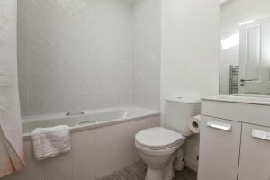 Lodge Sleeps 6 with Private Hot Tub